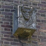 Gevelsteen: aapachtige.
<br/>
Marcel Westhoff, mei 2017